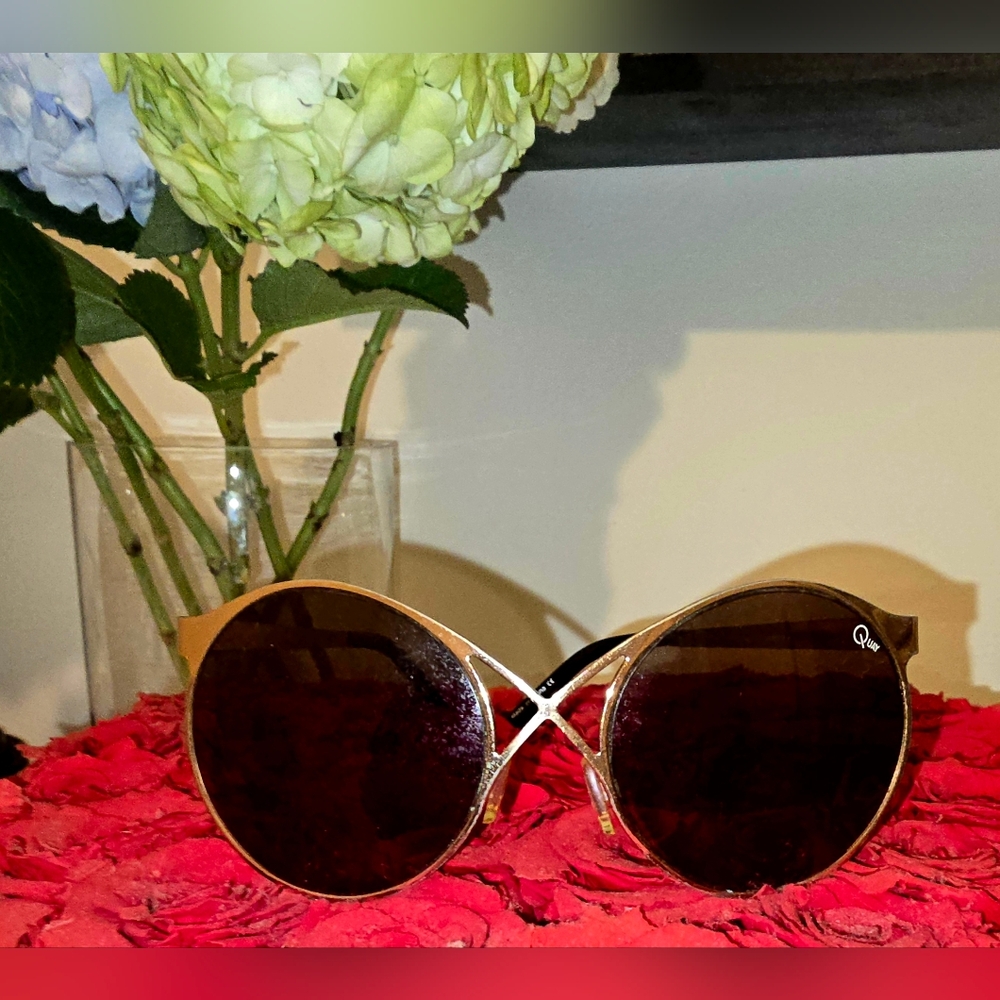 Quay Australia Chic Round Gold Sunglasses